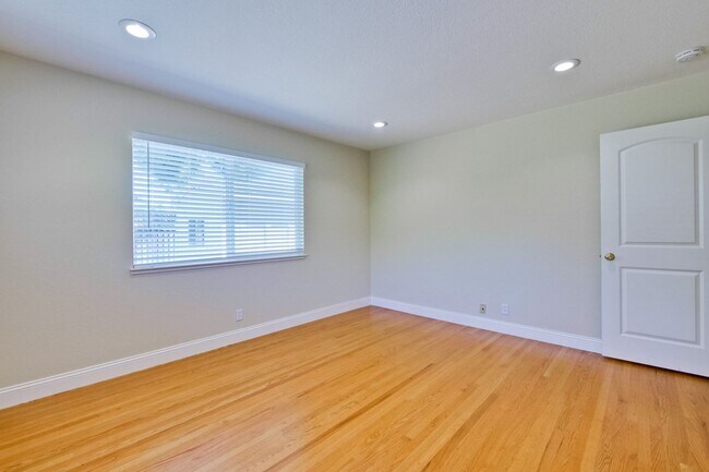 Building Photo - Spacious Home l Massive 12,525 Sq Ft Lot l...