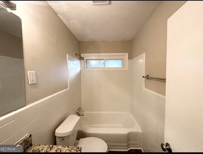 Building Photo - 1737 McKenzie Dr