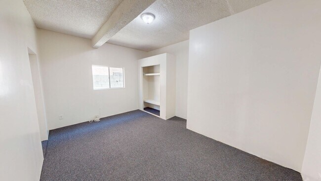 Building Photo - 116 N Lake St