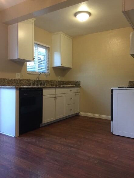 Kitchen - 10676 Walnut St