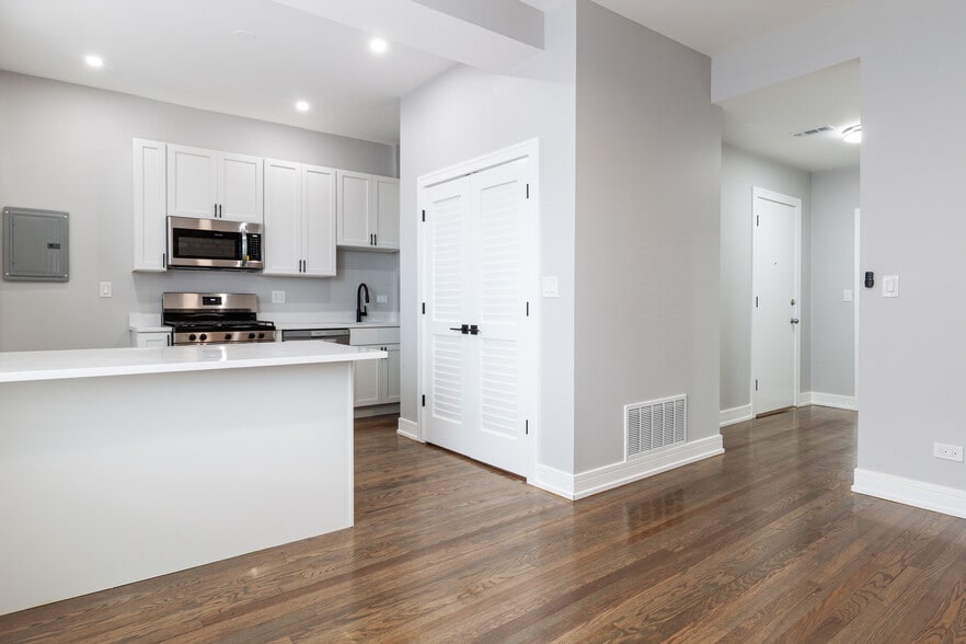 Building Photo - 3830 N Wilton Ave