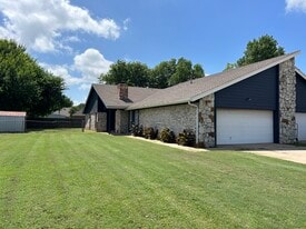 Building Photo - 607 N Robin Way