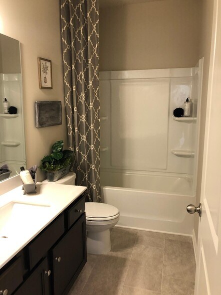 Upstairs 2nd Shared Bathroom Shower Tub - 2904 Weyhill Trl
