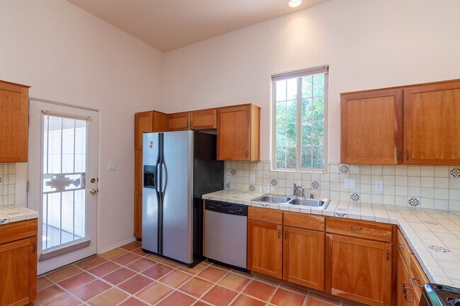 Building Photo - Single Level 3 Bedroom 2.5 Bath home in De...