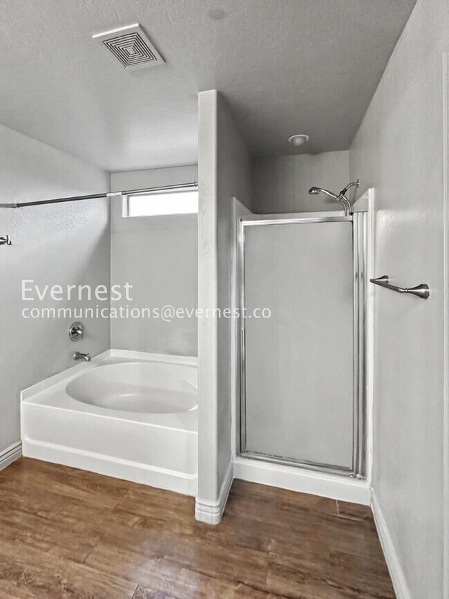 Building Photo - Limited Time Special Offer / 4 Bed, 3 Bath Home with Garage / Pet-Friendly / Vouchers Accepted / ...