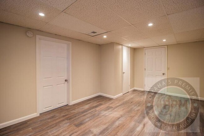 Building Photo - 1/2 OFF OF FIRST MONTH'S RENT! | Modern 3 Bd/2Ba Home | Near Aksarben