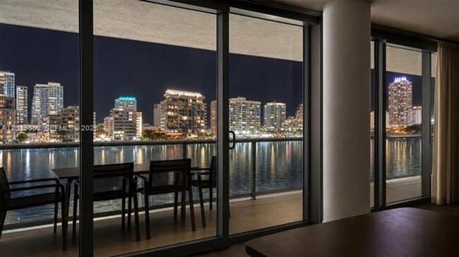 Building Photo - 900 Bay Dr