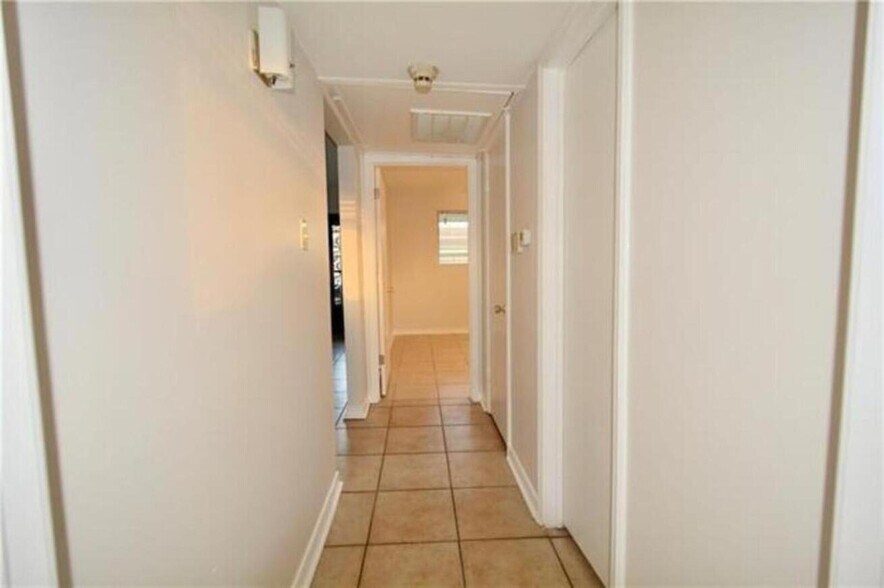 Building Photo - 3030 Edenborn Ave