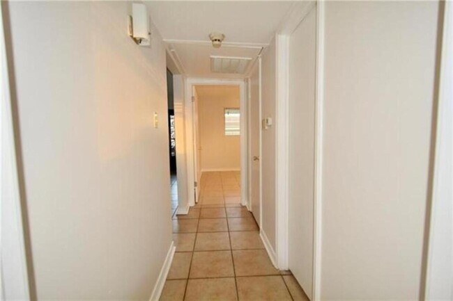 Building Photo - 3030 Edenborn Ave