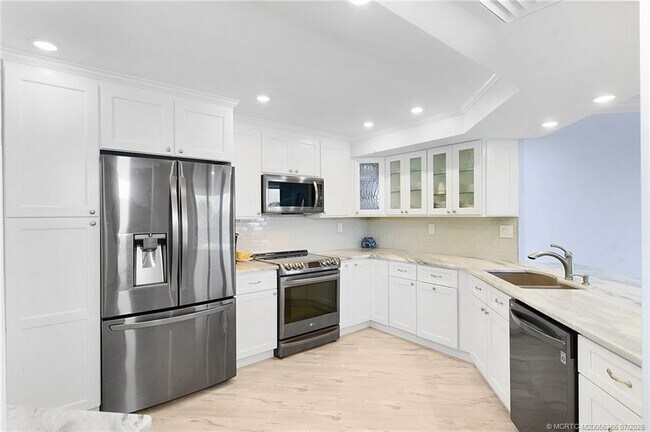 Building Photo - 9550 S Ocean Dr