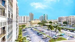 Building Photo - 800 Parkview Dr
