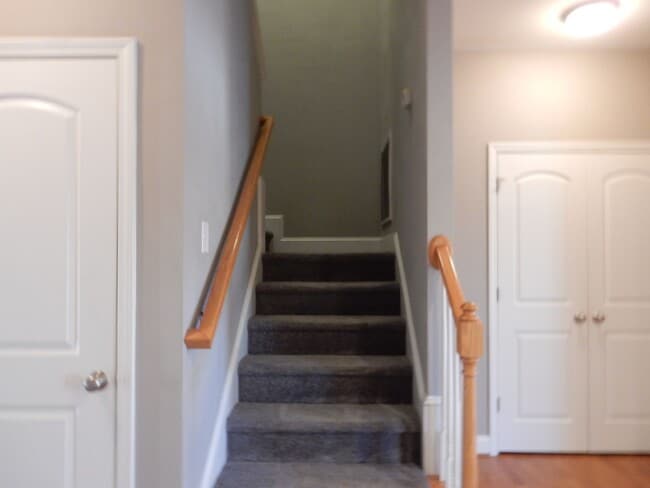 Building Photo - Quality 3 BR Townhome; Convenient to Med C...