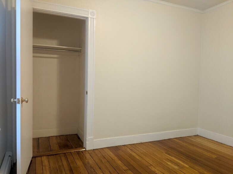 Building Photo - 83 Yorktown St