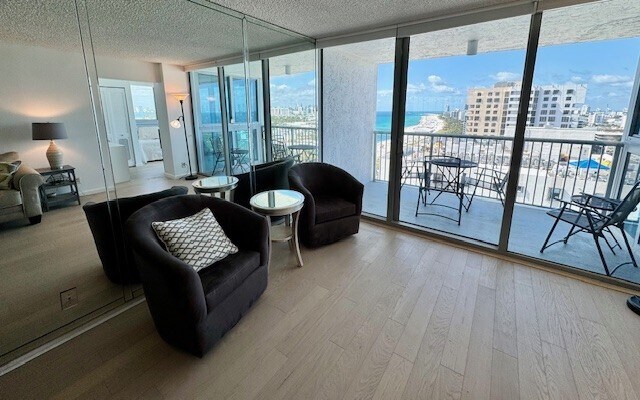 Sitting Area - 2655 Collins Ave