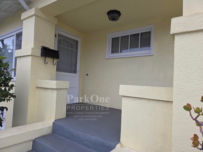 Building Photo - Super Cute 2 bedroom House in the heart of...