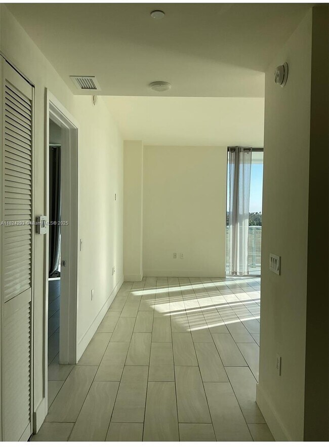Building Photo - 2000 Metropica Wy