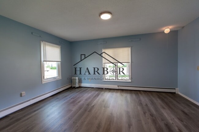 Building Photo - Large 3 Bedroom Apartment!