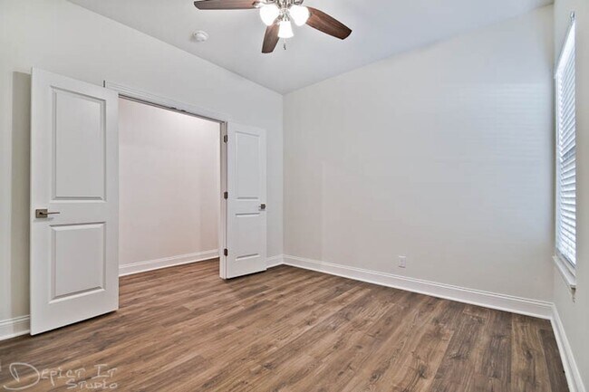 Building Photo - Big Creek Golf Course - 3 Bed 2 Bath Double Garage