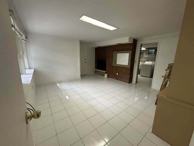 Building Photo - 2030 Crestwood Ln