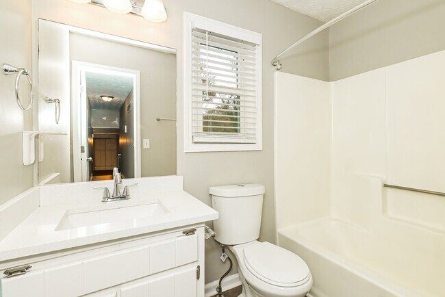 Building Photo - 1013 Summer Pl NW