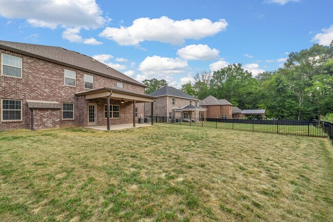 Building Photo - Pet Friendly Four Bedroom with Bonus!
