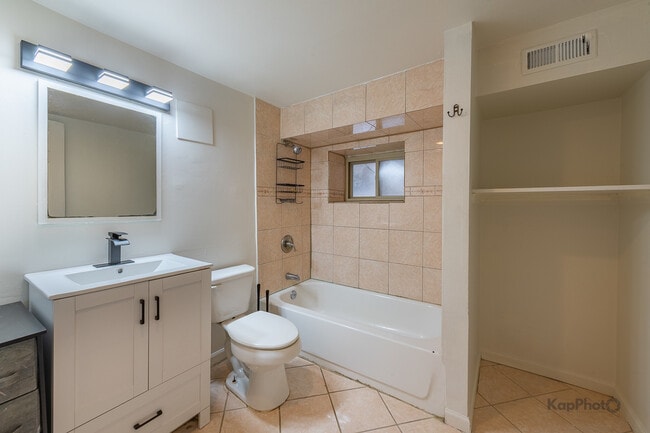 Building Photo - 2041 W Jarvis Ave