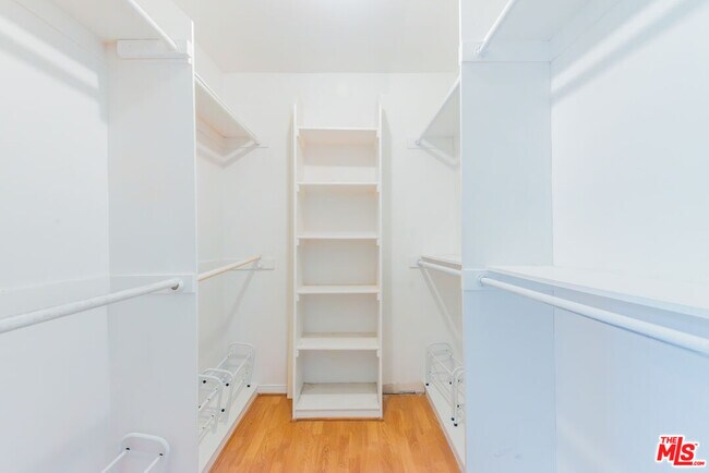 Building Photo - 458 N Oakhurst Dr