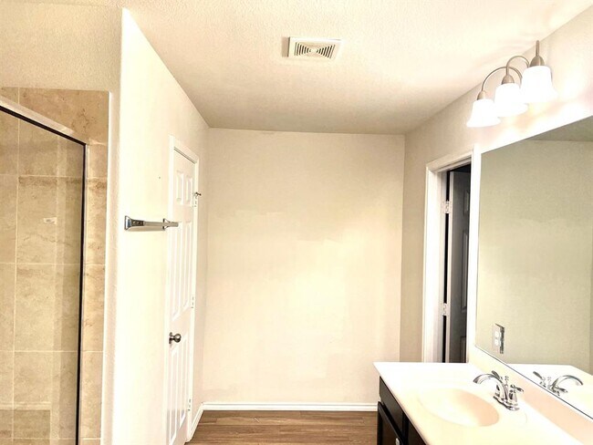 Building Photo - 15827 Sunny Stone Dr