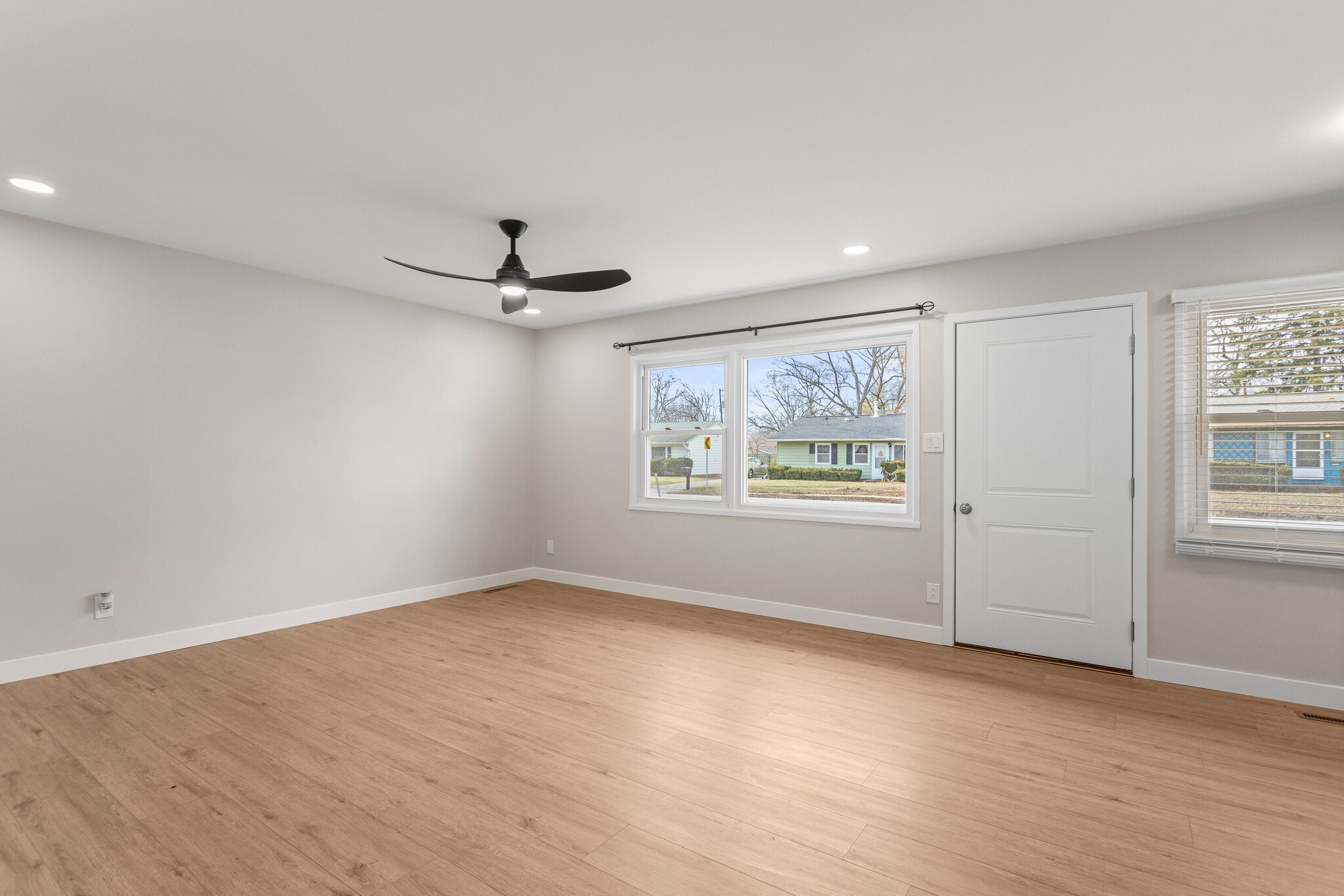 Building Photo - 1710 Crescent Dr