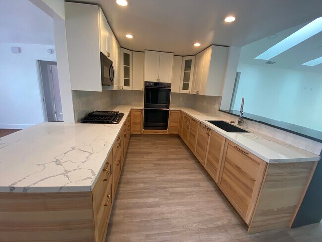 Building Photo - 4 Bedroom 3 Bath + Office / 5th Bedroom Ho...