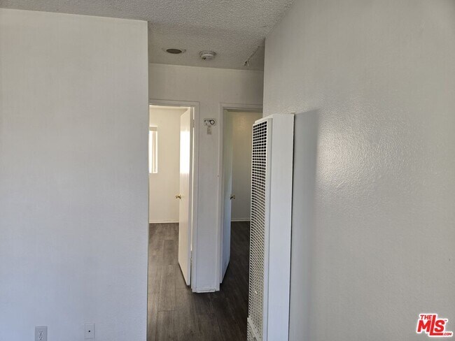 Building Photo - 1233 Tamarind Ave