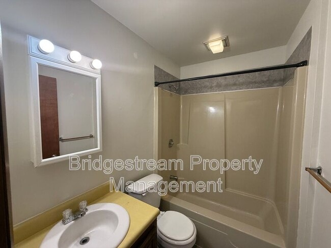 Building Photo - 4525 Elliot Ave