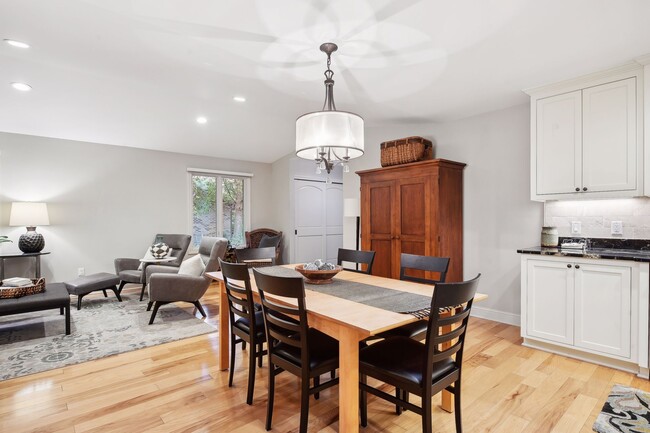 A lovely space to dine and entertain with family and friends - 245 Inland Ln N