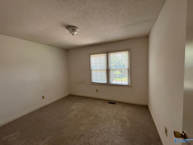 Building Photo - 1925 Lynnbrook Dr SW