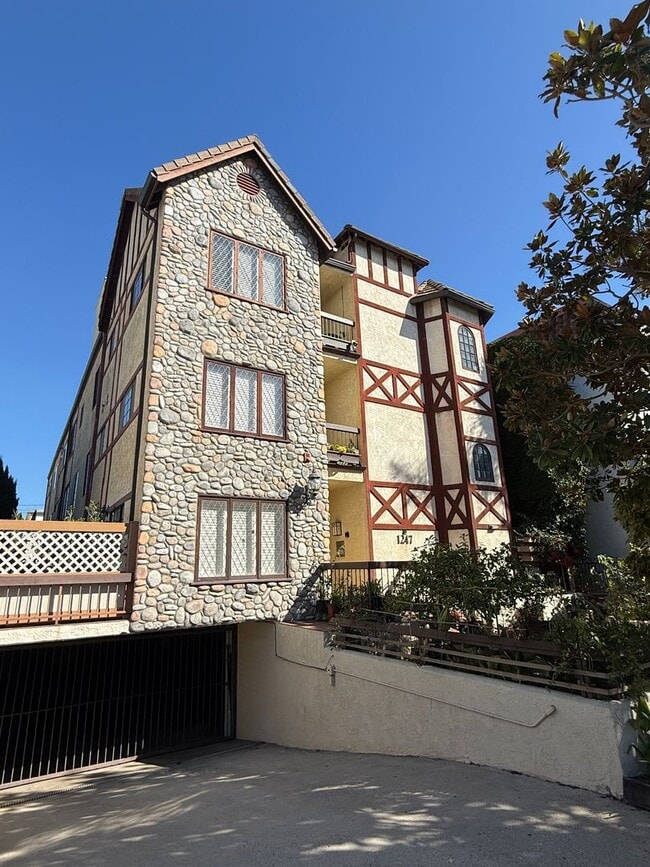 Primary Photo - Upgraded 2 Bedroom Condo in Ideal Santa Mo...