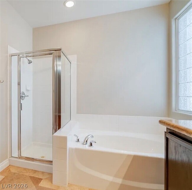 Building Photo - 2406 Paveene Ave