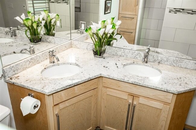 Building Photo - 2 bedroom Townhome close to Whitefish Lake Golf Course