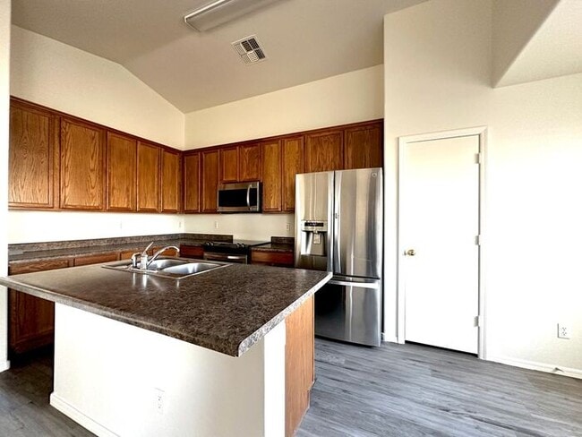 Building Photo - New Flooring! Single level 3 bed in Camelback Ranch!