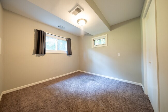 Building Photo - 3800 Fernbrook Ln N