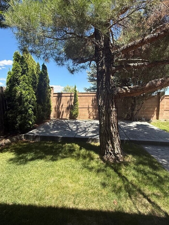 Building Photo - Spacious 3BR/2.5BA Home in Northwest Reno