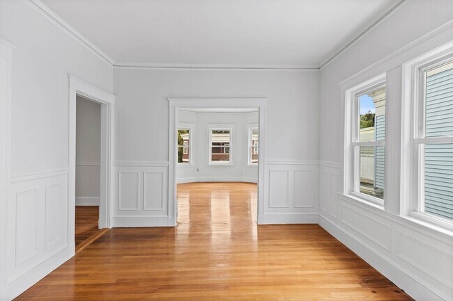 Building Photo - 60 Lithgow St
