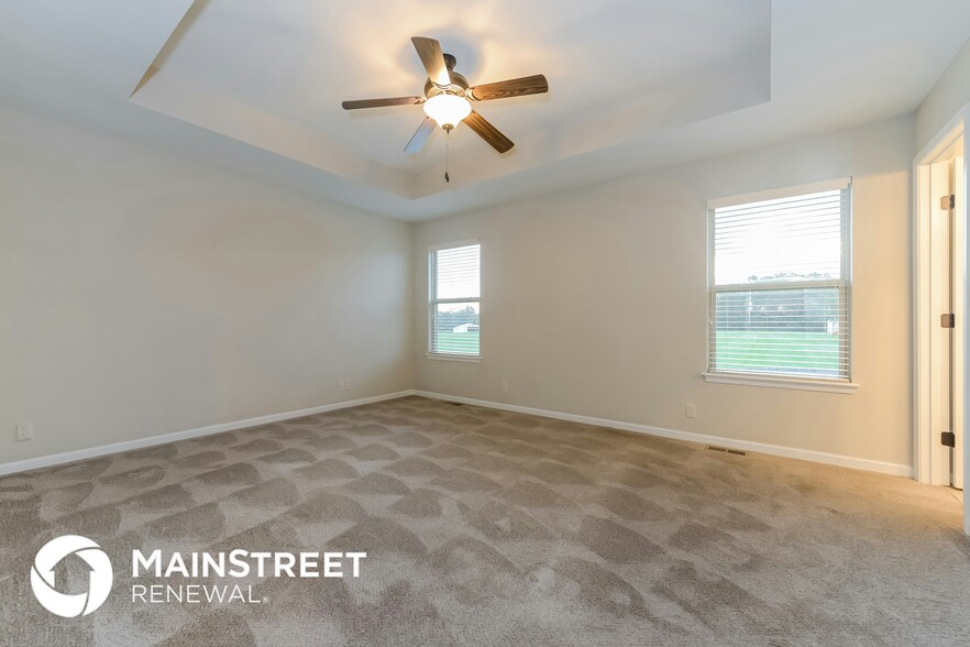 Building Photo - 400 Golfview Dr