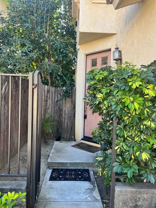 Building Photo - The Meadows Condo in Camarillo