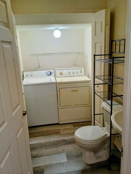 Building Photo - 3870 Island Way