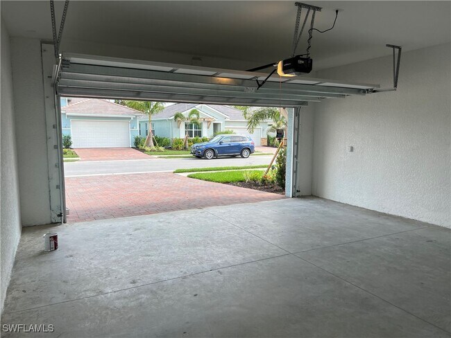 Building Photo - 393 Deauville Lp