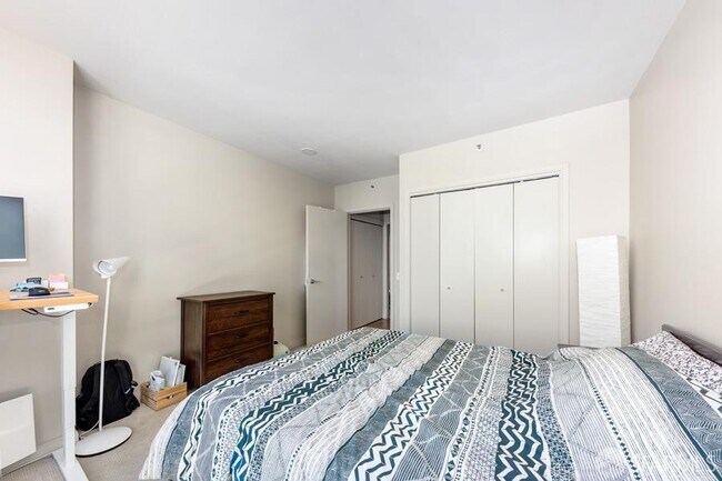 Building Photo - 425 1st St