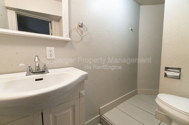 Building Photo - 1108 W 12th Ave