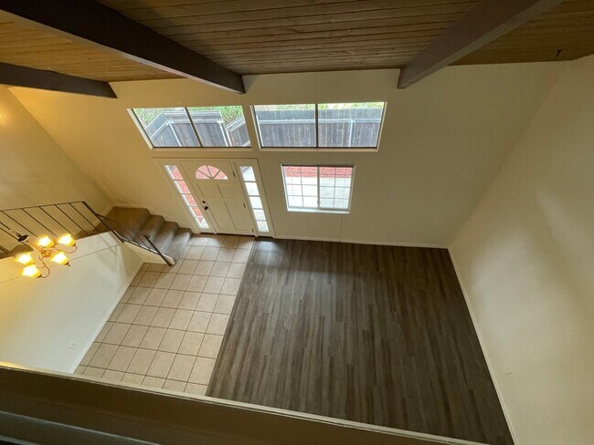 Building Photo - End Unit 2 bedroom, 2 bath Townhouse