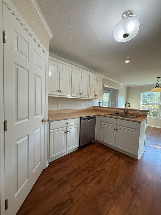 Building Photo - Spacious 3 BR/2BA Home + Formal Dining Roo...