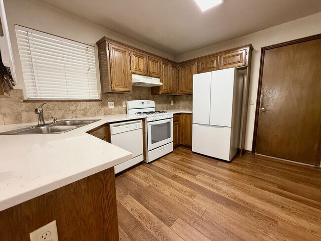 Building Photo - Great Family Home, Great Neighborhood